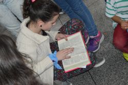 lendo a biblia